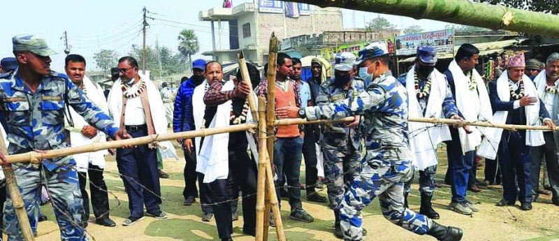 People thronging the Nepal-India border point in Matiarwa after it was opened, in Bara, on Thursday. Photo: THT
