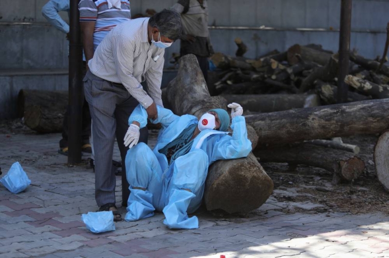 File - A relative of a person who died of COVID-19 breaks down during cremation in Jammu, India, Sunday, April 25, 2021. Photo: AP