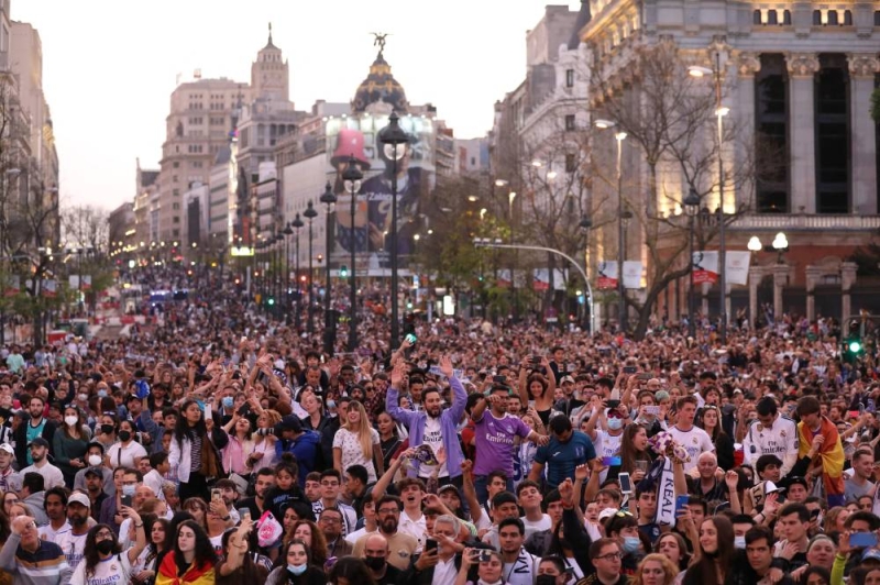 Thousands of Real Madrid fans celebrate league title with team - The ...