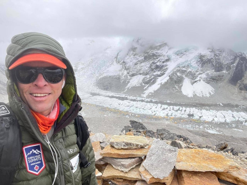 Veterano del Ejército de EE. UU. Donante de riñón establece récord de ascenso al Everest