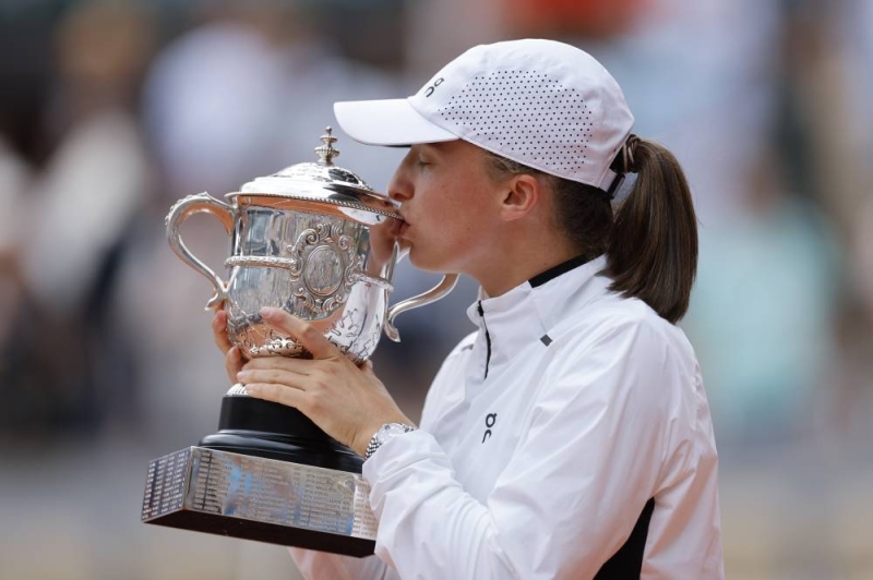 Iga Swiatek tops Karolina Muchova in the French Open final for her 3rd