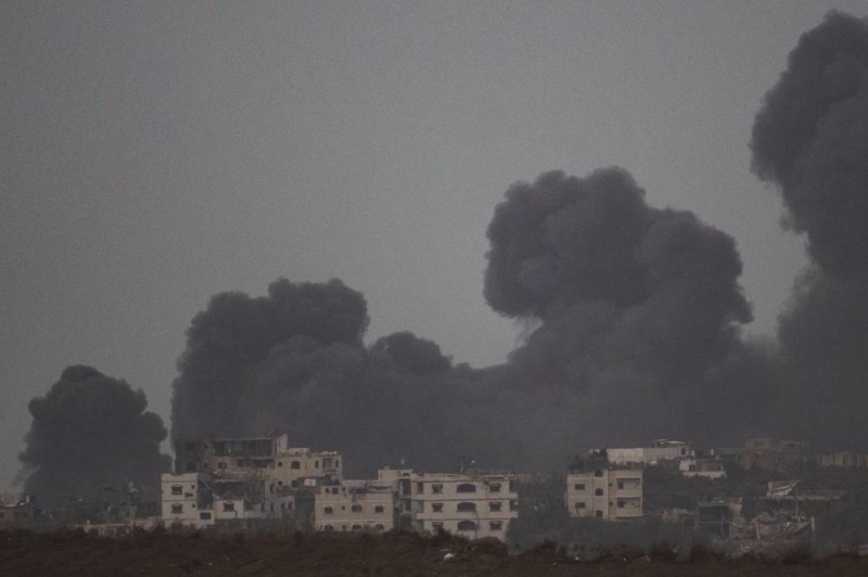Smoke rises to the sky after an explosion in Gaza Strip as seen from Southern Israel, Saturday, Dec. 23, 2023. Photo: AP