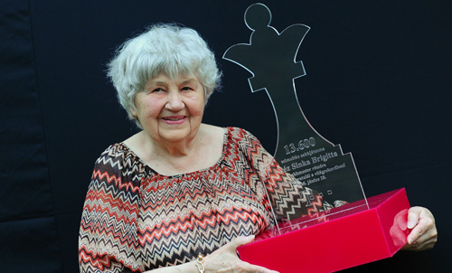 87-year-old Hungarian pensioner Brigitta Sinka poses with the trophy to celebrate her Guinness record of the simultaneous chess game in Budapest on June 28, 2015, as she smashed a world record by beating 1920s Cuban chess grandmaster Juan Capablanca. Since the 1950s, Sinka, a former top amateur player, has played over 13,600 documented simultaneous chess games across Hungary.  AFP PHOTO / ATTILA KISBENEDEK