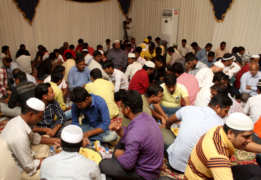 Muslims have their Iftar (breaking of fast) meal during the holy month of Ramadan outside a mosque in Doha, Qatar June 20, 2015. Photo: Reuters