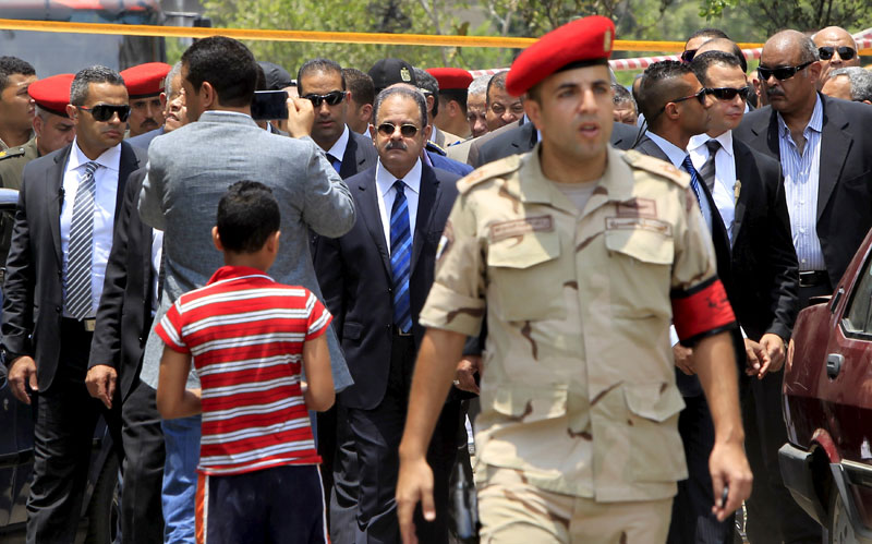 Egyptian Interior Minister Magdy Abdel Ghaffar (C) investigates the site of a car bomb attack on the convoy of Egyptian public prosecutor Hisham Barakat near his house at Heliopolis district in Cairo, Egypt, June 29, 2015. Photo: Reuters