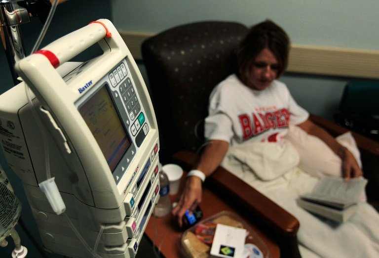 A cancer patient gets her chemotherapy treatment on August 4, 2010 in Fayetteville, North Carolina. Photo: AFP