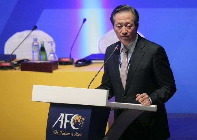 Former South Korean FIFA vice president Chung Mong-Joon talks during the 24th Asian Football Confederation (AFC) congress in Doha January 6, 2011.  REUTERS/Fadi Al-Assaad/Files