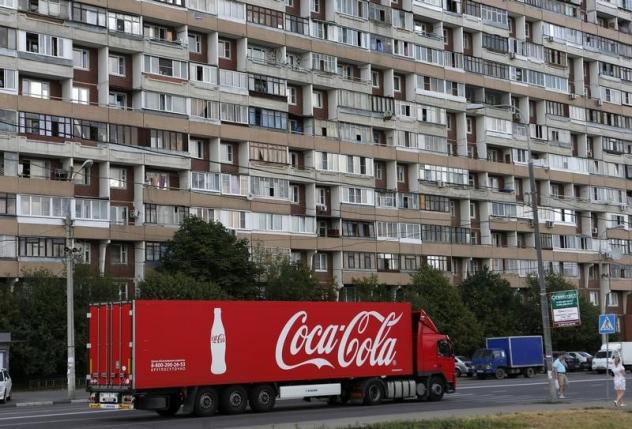 A truck transports bottles from the Coca-Cola company on the outskirts of Moscow, August 6, 2014.  REUTERS/Maxim Shemetov