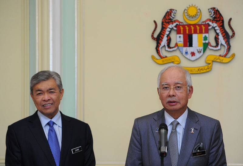 Malaysia's Prime Minister Najib Razak (R) addresses a press conference as his newly-appointed Deputy Prime Minister Ahmad Zahid Hamidi (L) smiles at the Prime Minister's office in Putrajaya on July 28, 2015, following a cabinet reshuffle. Photo: AFP