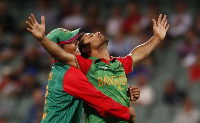 Bangladesh captain and bowler Masrafe bin Mortaza (R) reacts with team mate Taskin Ahmed after England Batsman Joe Root was caught behind by wicket keeper Mushfiqur Rahim during their Cricket World Cup match in Adelaide, March 9, 2015.     REUTERS/David Gray