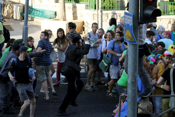 People disarm an Orthodox Jewish assailant shortly after he stabbed participants at the annual Gay Pride parade in Jerusalem July 30, 2015. The man stabbed and wounded six participants during the march on Thursday, police said. Photo: REUTERS