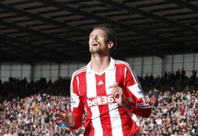 Stoke City's Peter Crouch reacts after a missed opportunity during their English Premier League soccer match against Arsenal at Britannia stadium in Stoke-on-Trent, central England March 1, 2014. REUTERS/Darren Staples/Files