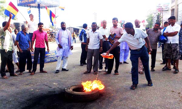 Cadres of Rastriya Prajatantra Party-Nepal burning tyres to protest the attack on their party Chair Kamal Thapa, at Ghantaghar, in Birgunj, on Wednesday.  Photo: THT