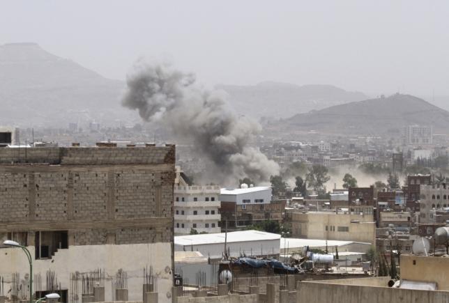 Dust rises from the site of a Saudi-led air strike in Yemen's capital Sanaa July 10, 2015.  REUTERS/Mohamed al-Sayaghi