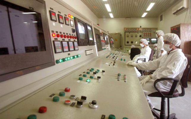 Technicians of Iran's Atomic Energy Organisation in a control room supervise resumption of activities at the Uranium Conversion Facility in Isfahan, Iran in an August 8, 2005 file photo. REUTERS/stringer/files