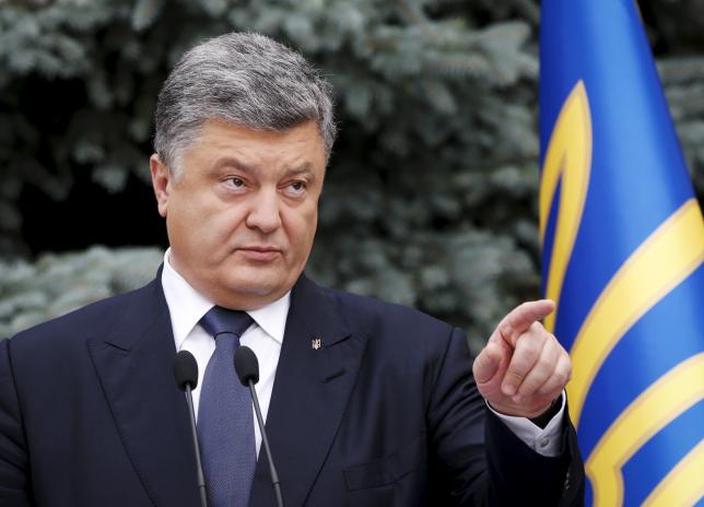 Ukraine's President Petro Poroshenko gestures as he proposes his project of changes in the constitution on decentralizing power in Kiev, Ukraine, July 1, 2015. REUTERS/Valentyn Ogirenko