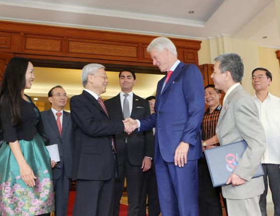 Vietnam's Communist Party General Secretary Nguyen Phu Trong (3rd L) shakes hands with former U.S. President Bill Clinton at the Party headquarters in Hanoi July 2, 2015.  REUTERS/Tri Dung/VNA