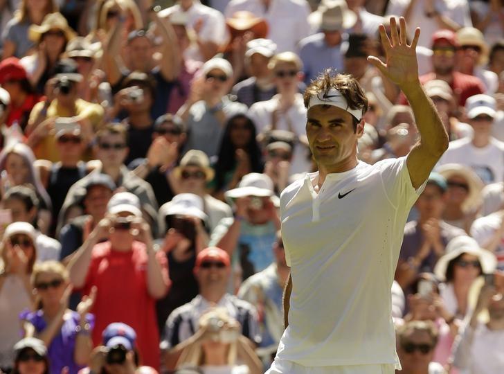 Roger Federer of Switzerland waves to fans after winning his match against Damir Dzumhur of Bosnia and Herzegovina at the Wimbledon Tennis Championships in London, June 30, 2015.   REUTERS/Henry Browne