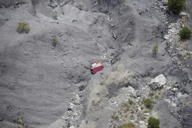 An aerial photo taken from a helicopter shows the crash site of the Germanwings Airbus A320 and its debris on the mountainside near Seyne-les-Alpes, April 3, 2015. Photo: Reuters