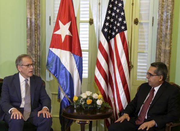 Chief of Mission at the US Interests Section in Havana Jeffrey DeLaurentis (L) talks to Cuba's interim Foreign Minister Marcelino Medina in Havana July 1, 2015.nPhoto: Reuters/Enrique de la Osa