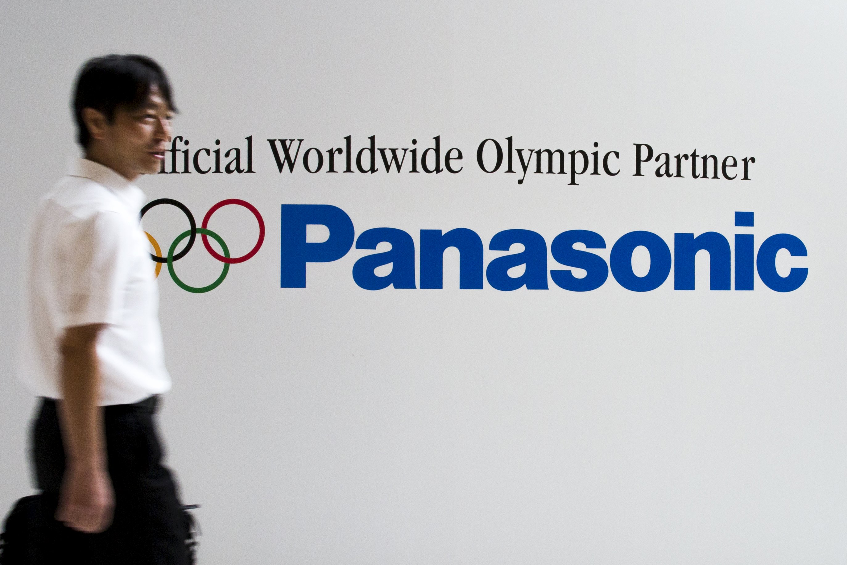 A man walks past the Panasonic logo at the Panasonic Centre in Tokyo July 29, 2015. Japan's Panasonic Corp on Wednesday booked a 7 percent fall in first-quarter operating profit, missing analyst estimates, attributing the decline to a change in reporting practices. Photo: Reuters