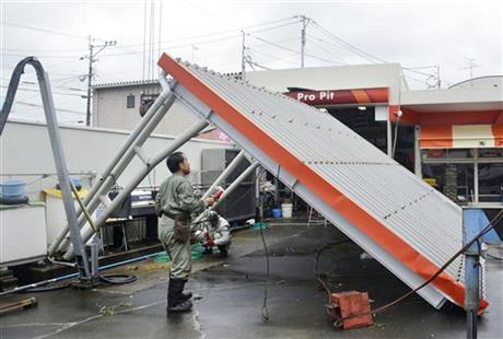 The roof of a car wash topples at a gas station after Typhoon Goni hit Amakusa, Kumamoto prefecture, southwestern Japan, Tuesday, Aug. 25, 2015. The powerful typhoon damaged buildings, tossed around cars and flooded streets in southwestern Japan on Tuesday before heading out to the Sea of Japan. Photo:AP