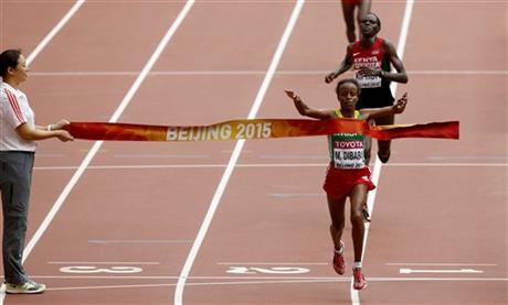 Ethiopia's Mare Dibaba crosses the line ahead of Kenya's Helah Kiprop to win the gold medal in the women's marathon at the World Athletics Championships at the Bird's Nest stadium in Beijing, Sunday, Aug. 30, 2015. Photo: AP