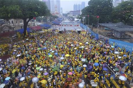 Malaysian protesters gather in the rain during a rally in Kuala Lumpur, Malaysia on Sunday, Aug. 30, 2015. Big crowds of protesters returned to the streets of Kuala Lumpur on Sunday to demand the resignation of Malaysian Prime Minister Najib Razak over a financial scandal, after the first day of the massive rally passed peacefully.  Photo:AP