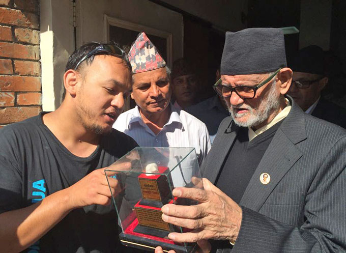 Sanjaya Pandit gifts a stone brought from Mount Aconcagua to Prime Minister Koirala. Photo: RSS
