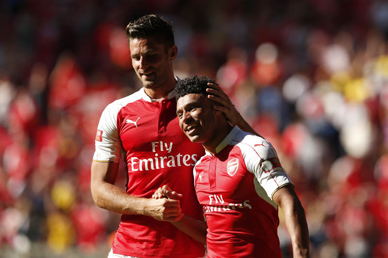 Arsenal's Olivier Giroud and Alex Oxlade Chamberlain celebrate at the end of the match. Photo: Reutersn