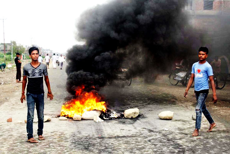 Protesters burned tyres and obstructed the road in Birgunj on Monday, August 31. Photo: Ram Sarraf