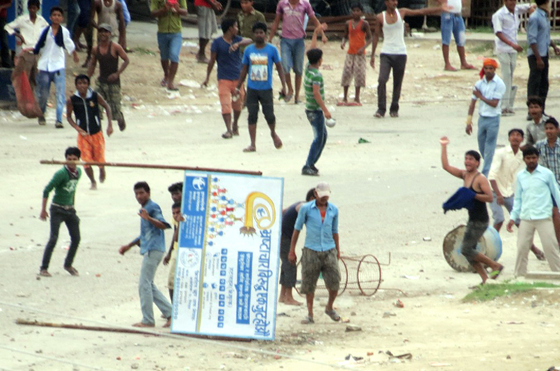 Demonstrators hurling stones at police during a clash at BP Chowk, in Rautahat on Monday. Photo: THT