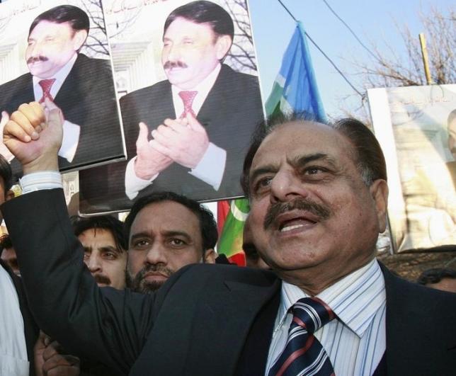 Hamid Gul, a retired general who served as head of the military's Inter-Service Intelligence (ISI), chants anti-Musharraf slogans during a protest near the residence of deposed chief justice Iftikhar Chaudhary in Islamabad January 31, 2008. Photo: Reuters/File