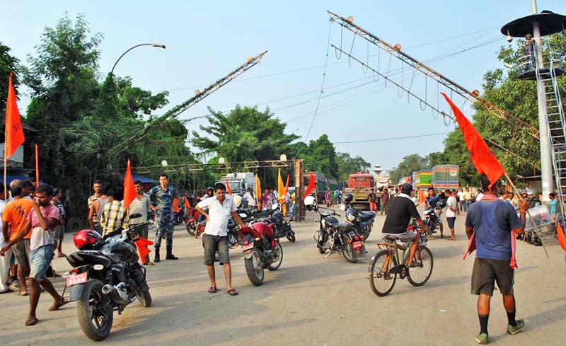Members of the Hindu National Protest Committee demonstrating to make their agitation a success in front of  Customs nOffice, in Birgunj, on Monday. Photo:THT