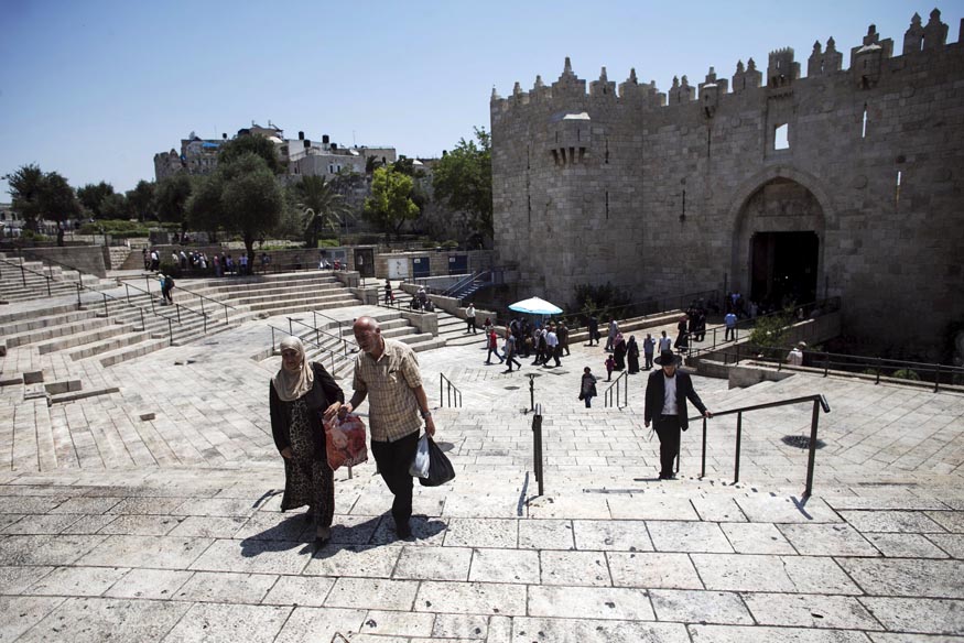 Palestinians walk near Damascus Gate, outside Jerusalem's Old City July 28, 2015. Photo: Reuters/File