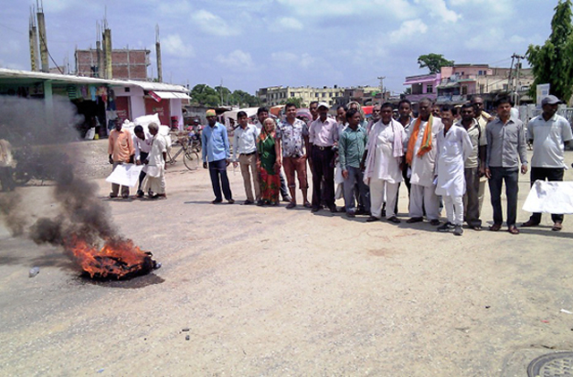 Cadres of the Joint Dalit Struggle Committee burning tyres during a two-hour chakkajam at BP Chowk in Gaur, Rautahat, on Tuesday. Photo: THT