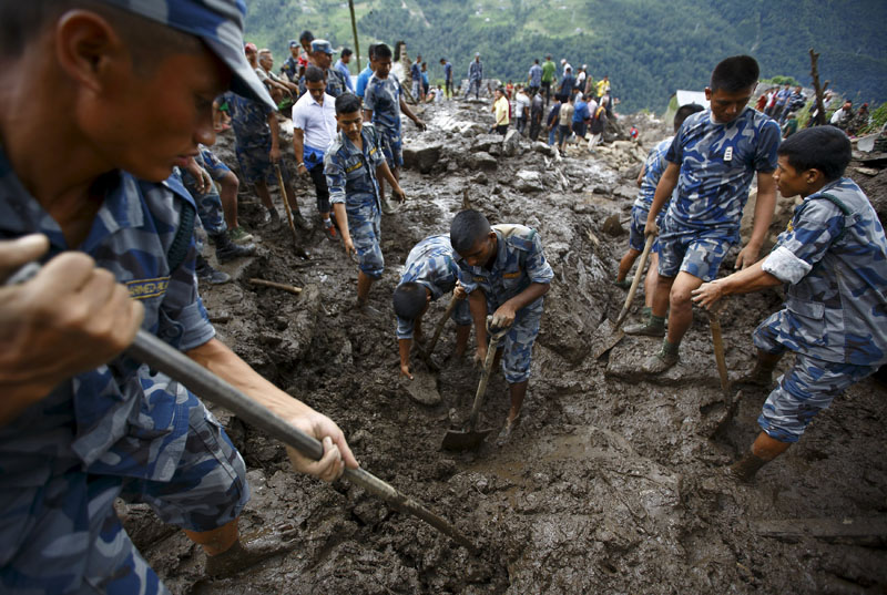 Rescue team members search for landslide victims at Lumle of Kaski district on July 30, 2015. Photo: Reuters