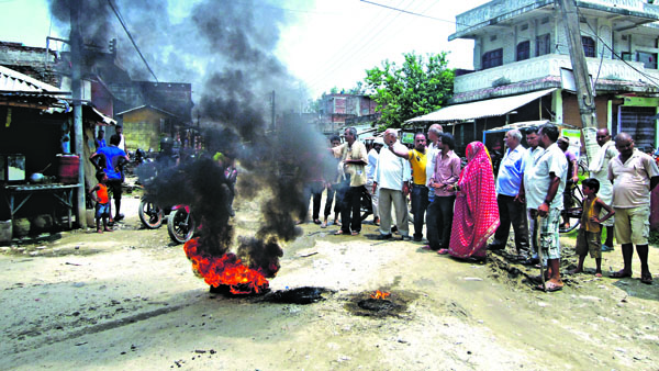 Mahesi UCPN-M cadres burning tyres to protest the agreement among the four major parties to carve out six Pradeshes, at Hem Narayan Chowk, in Siraha, on Sunday. Photo: THT
