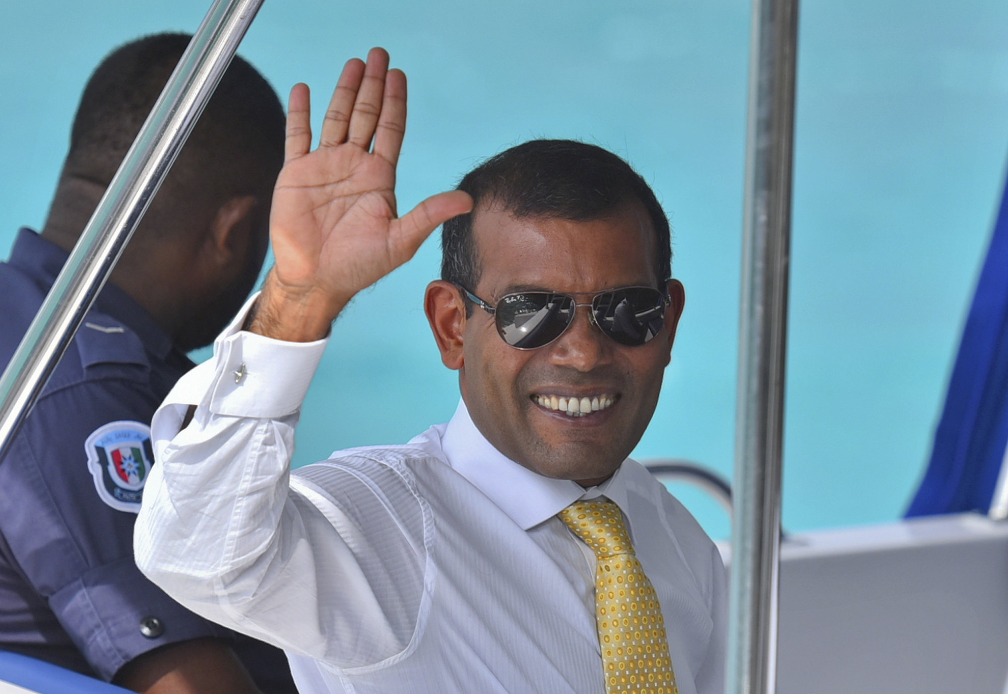 In this March 15, 2015 file photo, Maldives former President Mohamed Nasheed waves sitting in a boat as he is taken back to Dhoonidhoo prison after a court dismissed his appeal against his arrest in Male, Maldives. A party spokesman says Maldives police have taken Nasheed back to jail Sunday night even though his detention was formally commuted to house arrest last month. Photo: AP/ File