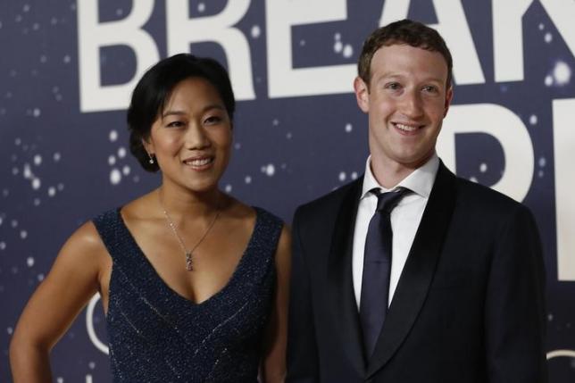 Mark Zuckerberg (right), founder and CEO of Facebook, and wife Priscilla Chan arrive on the red carpet during the 2nd annual Breakthrough Prize Award in Mountain View, California November 9, 2014. Photo: Reuters