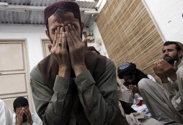 Supporters of Jamiat Nazariyati pray for late Taliban leader Mullah Muhammad Omar in Quetta, Pakistan, August 1, 2015. REUTERS/Naseer Ahmed