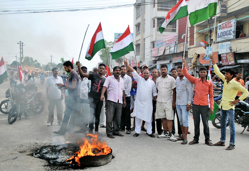 Cadres of Nepal Sadhbhawana Party demonstrating during a bandh called by the party, at Ghantaghar, in Birgunj, on Saturday. Photo: THT
