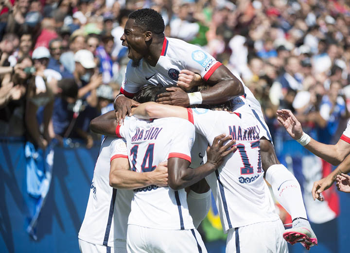 Players from Paris Saint-Germain celebrate a goal by teammate Edinson Roberto Cavani against Olympique Lyonnais during the first half of a Champions Trophy soccer match, in Montreal, Saturday, Aug. 1, 2015. Photo: The Canadian Press via AP