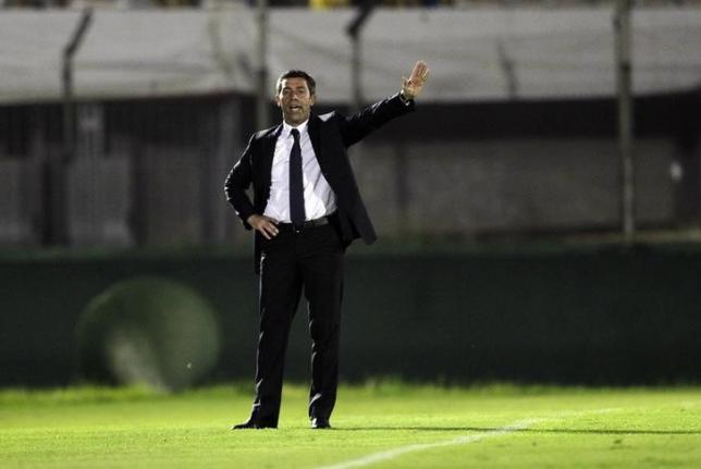 Head coach of Mexico's Santos Laguna Pedro Caixinha shouts instructions to his players during their Copa Libertadores soccer match Against Uruguay's Penarol in Montevideo February 18, 2014.  REUTERS/Andres Stapff