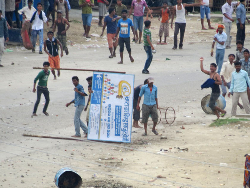 Protestors near the District Police Office in Rautahat. Photo: Prabhat Kumar Jha