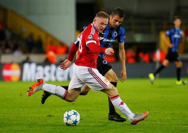 Football - Club Brugge v Manchester United - UEFA Champions League Qualifying Play-Off Second Leg - Jan Breydel Stadium, Bruges, Belgium - 26/8/15nManchester United's Wayne Rooney in action with Club Brugge's Claudemir nReuters / Yves HermannLivepicnEDITORIAL USE ONLY.