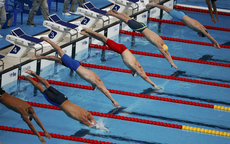 Swimmers start the men's 100m breaststroke heats at the Aquatics World Championships in Kazan, Russia, August 2, 2015. Photo: Reuters