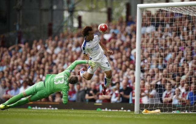 Football - West Ham United v Leicester City - Barclays Premier League - Upton Park - 15/8/15nShinji Okazaki scores the first goal for LeicesternMandatory Credit: Action Images / John SibleynLivepic