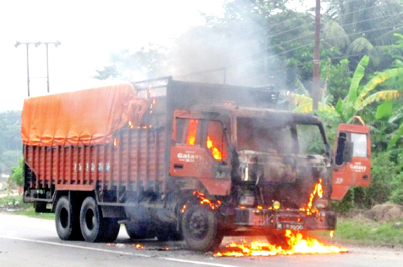 Smoke billowing from a truck that was torched by bandh enforcers, in Bhardaha, Saptari, on Saturday. Photo: THT