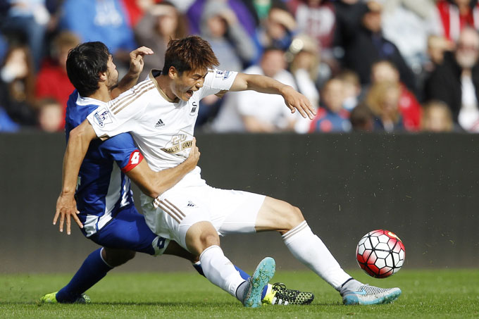 Ki Sung-Yueng of Swansea City in action with Allejandro Arribas of Deportivo. Photo: Reutersn